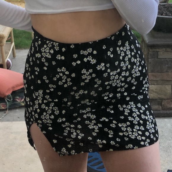Fashion Nova floral mini skirt - Picture 1 of 5